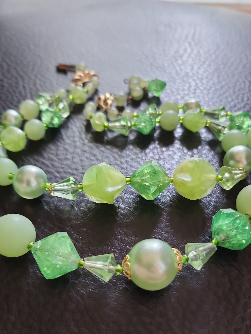 VTG Green Beaded Necklace - Elegant Light Green Statement Jewelry - Picture 2 of 9